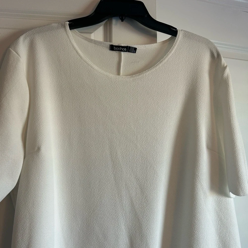 Boohoo White Textured Short Sleeve Shift Dress - Picture 3 of 4